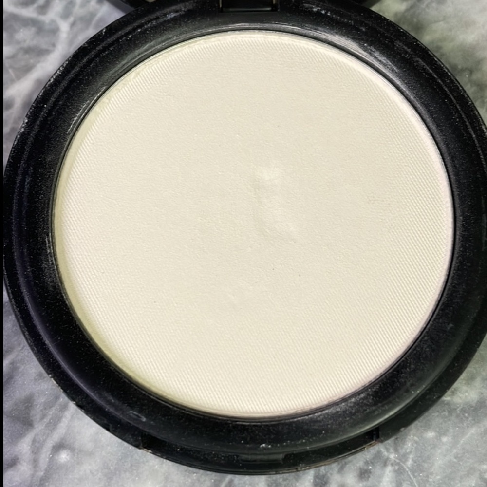 Amazing Cosmetics Setting Powder‎ - Picture 3 of 4
